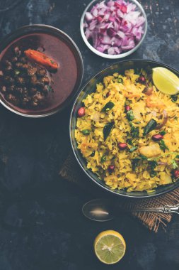 Aloo/Kanda Poha veya baharatlı chana masala/köri ile Tarri Pohe. seçici odak