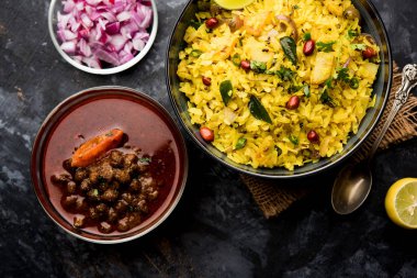 Aloo/Kanda Poha veya baharatlı chana masala/köri ile Tarri Pohe. seçici odak
