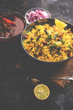 Aloo/Kanda Poha veya baharatlı chana masala/köri ile Tarri Pohe. seçici odak