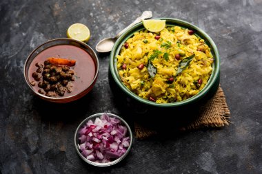 Aloo/Kanda Poha veya baharatlı chana masala/köri ile Tarri Pohe. seçici odak