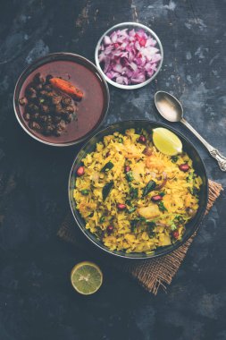 Aloo/Kanda Poha veya baharatlı chana masala/köri ile Tarri Pohe. seçici odak