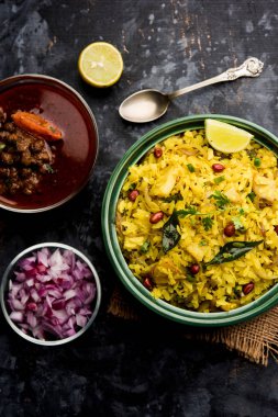 Aloo/Kanda Poha veya baharatlı chana masala/köri ile Tarri Pohe. seçici odak