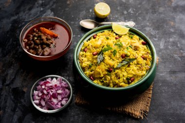 Aloo/Kanda Poha veya baharatlı chana masala/köri ile Tarri Pohe. seçici odak