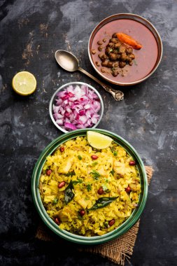 Aloo/Kanda Poha veya baharatlı chana masala/köri ile Tarri Pohe. seçici odak
