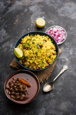 Aloo/Kanda Poha veya baharatlı chana masala/köri ile Tarri Pohe. seçici odak