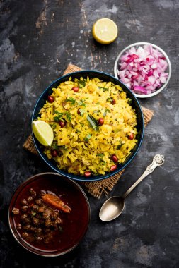 Aloo/Kanda Poha veya baharatlı chana masala/köri ile Tarri Pohe. seçici odak