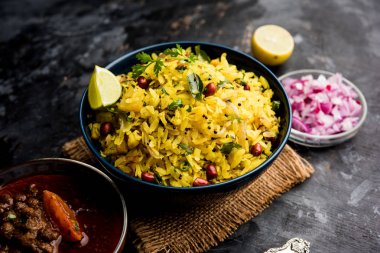 Aloo/Kanda Poha veya baharatlı chana masala/köri ile Tarri Pohe. seçici odak