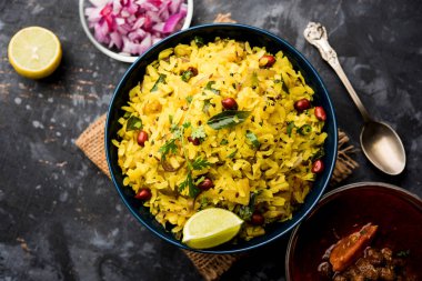 Aloo/Kanda Poha veya baharatlı chana masala/köri ile Tarri Pohe. seçici odak