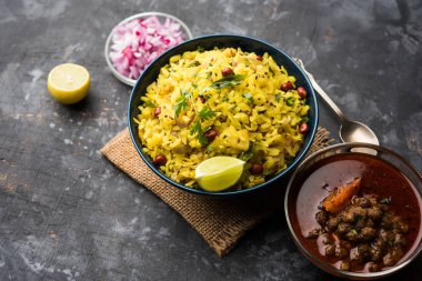 Aloo/Kanda Poha veya baharatlı chana masala/köri ile Tarri Pohe. seçici odak