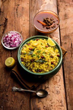 Aloo/Kanda Poha veya baharatlı chana masala/köri ile Tarri Pohe. seçici odak