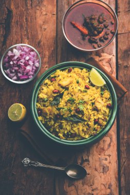 Aloo/Kanda Poha veya baharatlı chana masala/köri ile Tarri Pohe. seçici odak