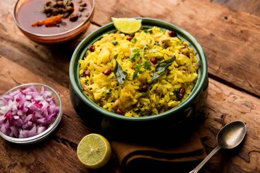 Aloo/Kanda Poha veya baharatlı chana masala/köri ile Tarri Pohe. seçici odak