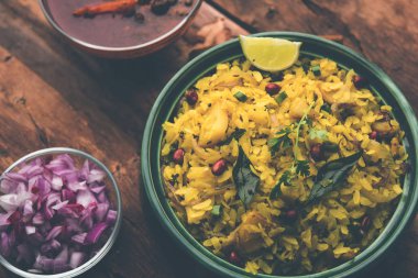 Aloo/Kanda Poha veya baharatlı chana masala/köri ile Tarri Pohe. seçici odak