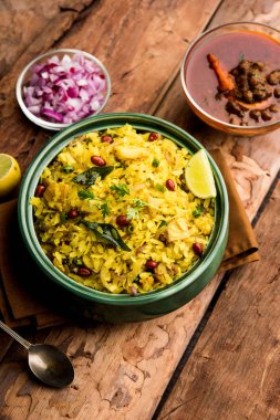 Aloo/Kanda Poha veya baharatlı chana masala/köri ile Tarri Pohe. seçici odak