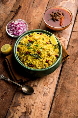 Aloo/Kanda Poha veya baharatlı chana masala/köri ile Tarri Pohe. seçici odak