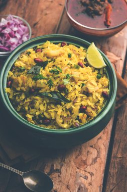 Aloo/Kanda Poha veya baharatlı chana masala/köri ile Tarri Pohe. seçici odak