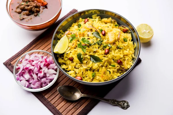 Aloo/Kanda Poha veya baharatlı chana masala/köri ile Tarri Pohe. seçici odak