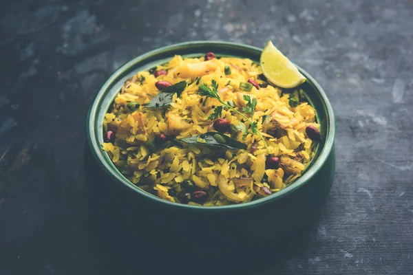 Aloo/Kanda Poha veya baharatlı chana masala/köri ile Tarri Pohe. seçici odak