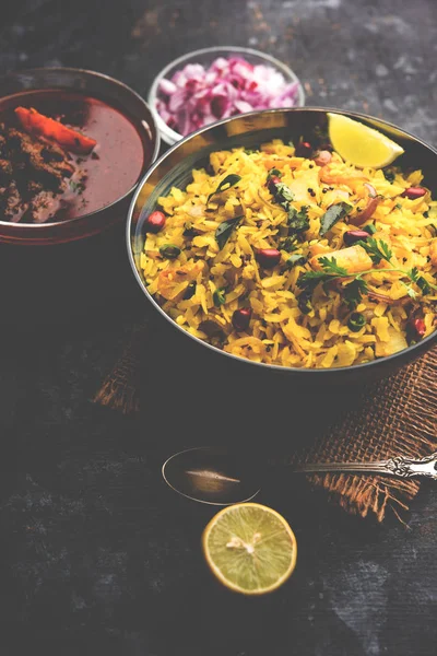 Aloo/Kanda Poha veya baharatlı chana masala/köri ile Tarri Pohe. seçici odak