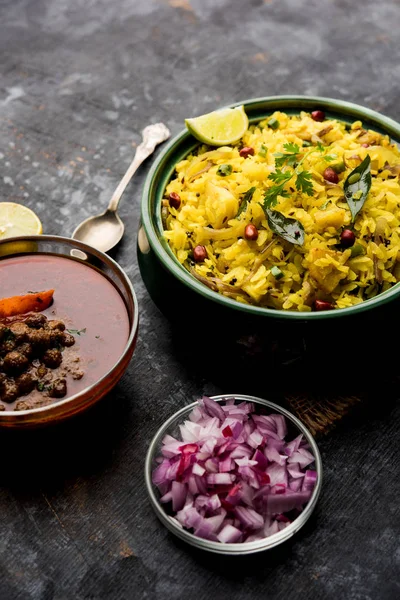 Aloo Kanda Poha Tarri Pohe Com Chana Picante Masala Caril — Fotografia de Stock