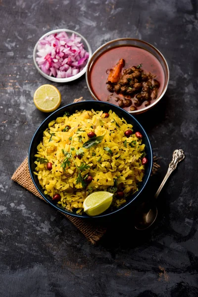 Aloo/Kanda Poha veya baharatlı chana masala/köri ile Tarri Pohe. seçici odak