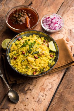 Aloo/Kanda Poha veya baharatlı chana masala/köri ile Tarri Pohe. seçici odak