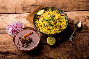 Aloo/Kanda Poha veya baharatlı chana masala/köri ile Tarri Pohe. seçici odak