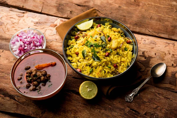 Aloo Kanda Poha Tarri Pohe Com Chana Picante Masala Caril — Fotografia de Stock