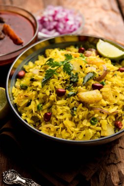 Aloo/Kanda Poha veya baharatlı chana masala/köri ile Tarri Pohe. seçici odak