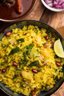 Aloo/Kanda Poha veya baharatlı chana masala/köri ile Tarri Pohe. seçici odak