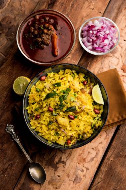 Aloo/Kanda Poha veya baharatlı chana masala/köri ile Tarri Pohe. seçici odak