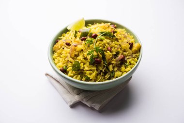 Aloo/Kanda Poha veya baharatlı chana masala/köri ile Tarri Pohe. seçici odak