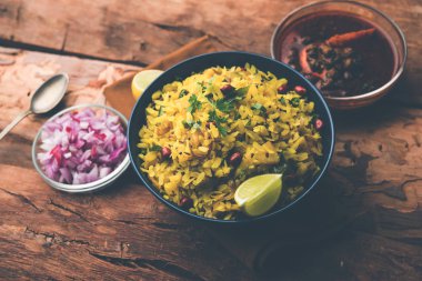 Aloo/Kanda Poha veya baharatlı chana masala/köri ile Tarri Pohe. seçici odak