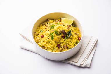 Aloo/Kanda Poha veya baharatlı chana masala/köri ile Tarri Pohe. seçici odak