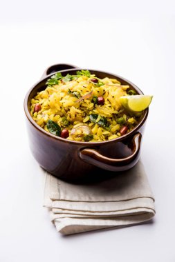 Aloo/Kanda Poha veya baharatlı chana masala/köri ile Tarri Pohe. seçici odak