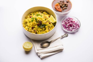 Aloo/Kanda Poha veya baharatlı chana masala/köri ile Tarri Pohe. seçici odak