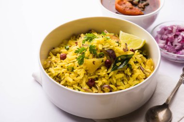 Aloo/Kanda Poha veya baharatlı chana masala/köri ile Tarri Pohe. seçici odak
