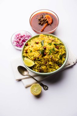 Aloo/Kanda Poha veya baharatlı chana masala/köri ile Tarri Pohe. seçici odak