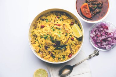 Aloo/Kanda Poha veya baharatlı chana masala/köri ile Tarri Pohe. seçici odak