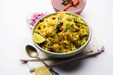 Aloo/Kanda Poha veya baharatlı chana masala/köri ile Tarri Pohe. seçici odak