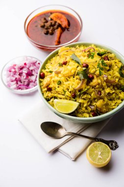 Aloo/Kanda Poha veya baharatlı chana masala/köri ile Tarri Pohe. seçici odak