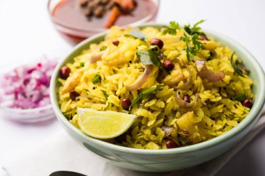 Aloo/Kanda Poha veya baharatlı chana masala/köri ile Tarri Pohe. seçici odak