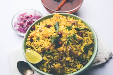 Aloo/Kanda Poha veya baharatlı chana masala/köri ile Tarri Pohe. seçici odak