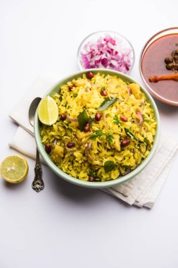 Aloo/Kanda Poha veya baharatlı chana masala/köri ile Tarri Pohe. seçici odak