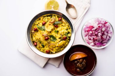 Aloo/Kanda Poha veya baharatlı chana masala/köri ile Tarri Pohe. seçici odak