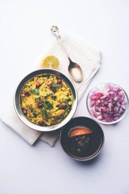 Aloo/Kanda Poha veya baharatlı chana masala/köri ile Tarri Pohe. seçici odak