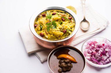 Aloo/Kanda Poha veya baharatlı chana masala/köri ile Tarri Pohe. seçici odak