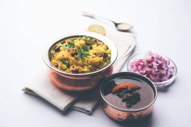 Aloo/Kanda Poha veya baharatlı chana masala/köri ile Tarri Pohe. seçici odak