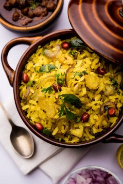 Aloo/Kanda Poha veya baharatlı chana masala/köri ile Tarri Pohe. seçici odak