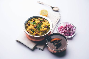 Aloo/Kanda Poha veya baharatlı chana masala/köri ile Tarri Pohe. seçici odak